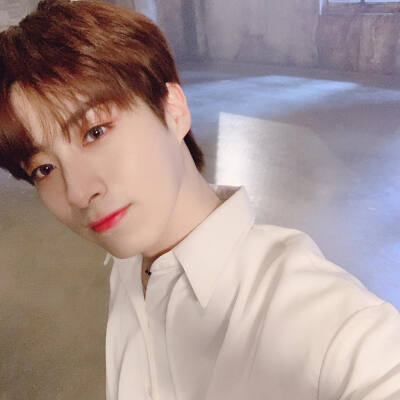 ONEUS 孙东柱/XION
cr.official_oneus