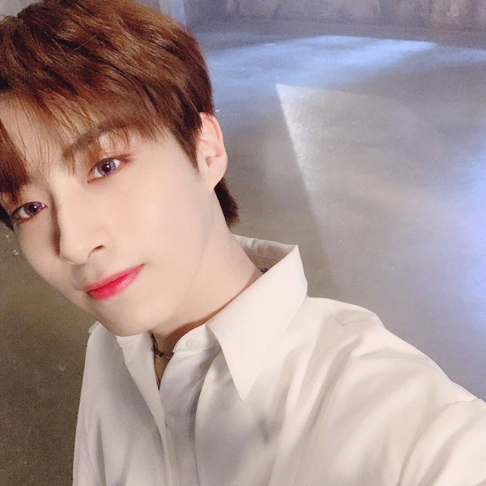 ONEUS 孙东柱/XION
cr.official_oneus