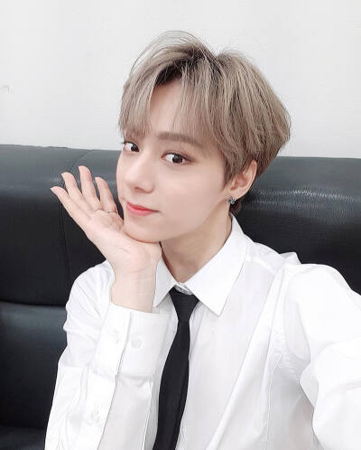 ONEUS 吕焕雄/HWAN WOONG
cr.official_oneus