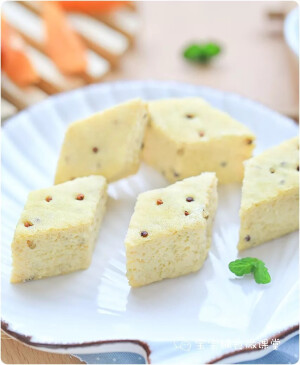 藜麦山药糕
月龄：11M+
食材：藜麦、猪里脊、山药、鸡蛋1个
步骤：1-藜麦浸泡20分钟。山药切小块，猪里脊切小块。
2-将猪里脊块、山药块、鸡蛋，搅打细腻蓬松。
3-搅打好的山药糊中倒入沥干的藜麦，搅拌成蓬松易滑落的状态。
4-模具铺上硅油纸，舀入藜麦糊，抹平表面。盖上盘子，放入蒸锅。
5-大火蒸20分钟，关火后继续焖5分钟，冷却后脱膜。撕去硅油纸，切块。即可