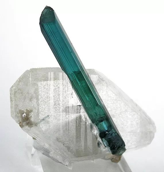 矿物名称：电气石（Tourmaline）
宝石名称：蓝碧玺