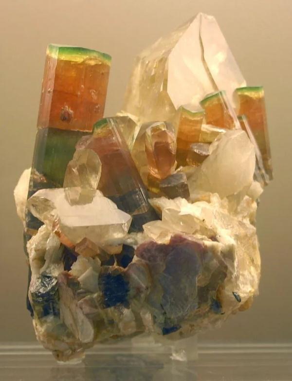 矿物名称：电气石（Tourmaline）
宝石名称：双色碧玺
