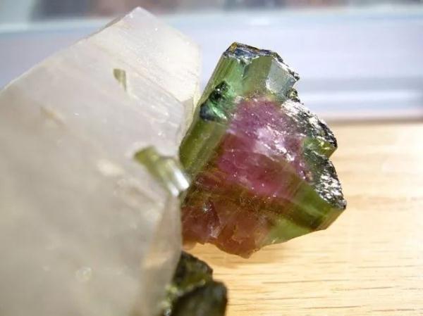 矿物名称：电气石（Tourmaline）
宝石名称：西瓜碧玺