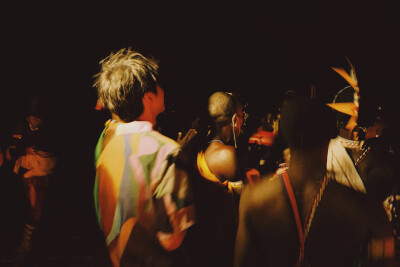 王俊凯KarryWang工作室
王俊凯昨晚已经平安抵达自然保护区，开启了忙碌的行程。由于前方信号问题，现在补上一组与当地人篝火晚会的美图