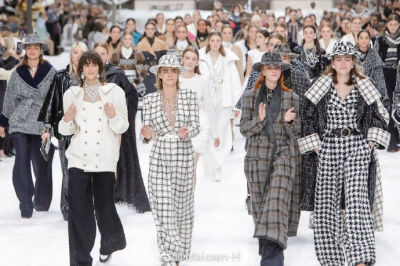 Mariacarla Boscono for Chanel FW 2019
结束闭幕的时候蛇精哭了，自97年出道至今22年 对于Karl Lagerfeld最后一个香奈儿系列这场秀，她的感触也是最大的