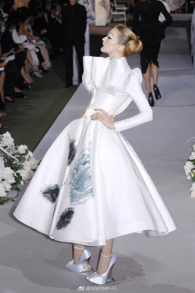 Christian Dior F/W 2007 Couture | John Galliano执掌Dior经典作之一，07秋冬大秀作为迪奥60周年纪念系列，35分钟的秀场视频，秀服、Model自身特色都展现的淋漓尽致；无论是风格还是模特阵容都可以说是相当华丽了 …