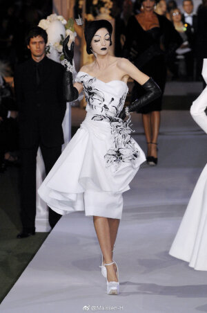 Christian Dior F/W 2007 Couture | John Galliano执掌Dior经典作之一，07秋冬大秀作为迪奥60周年纪念系列，35分钟的秀场视频，秀服、Model自身特色都展现的淋漓尽致；无论是风格还是模特阵容都可以说是相当华丽了 ​​​​