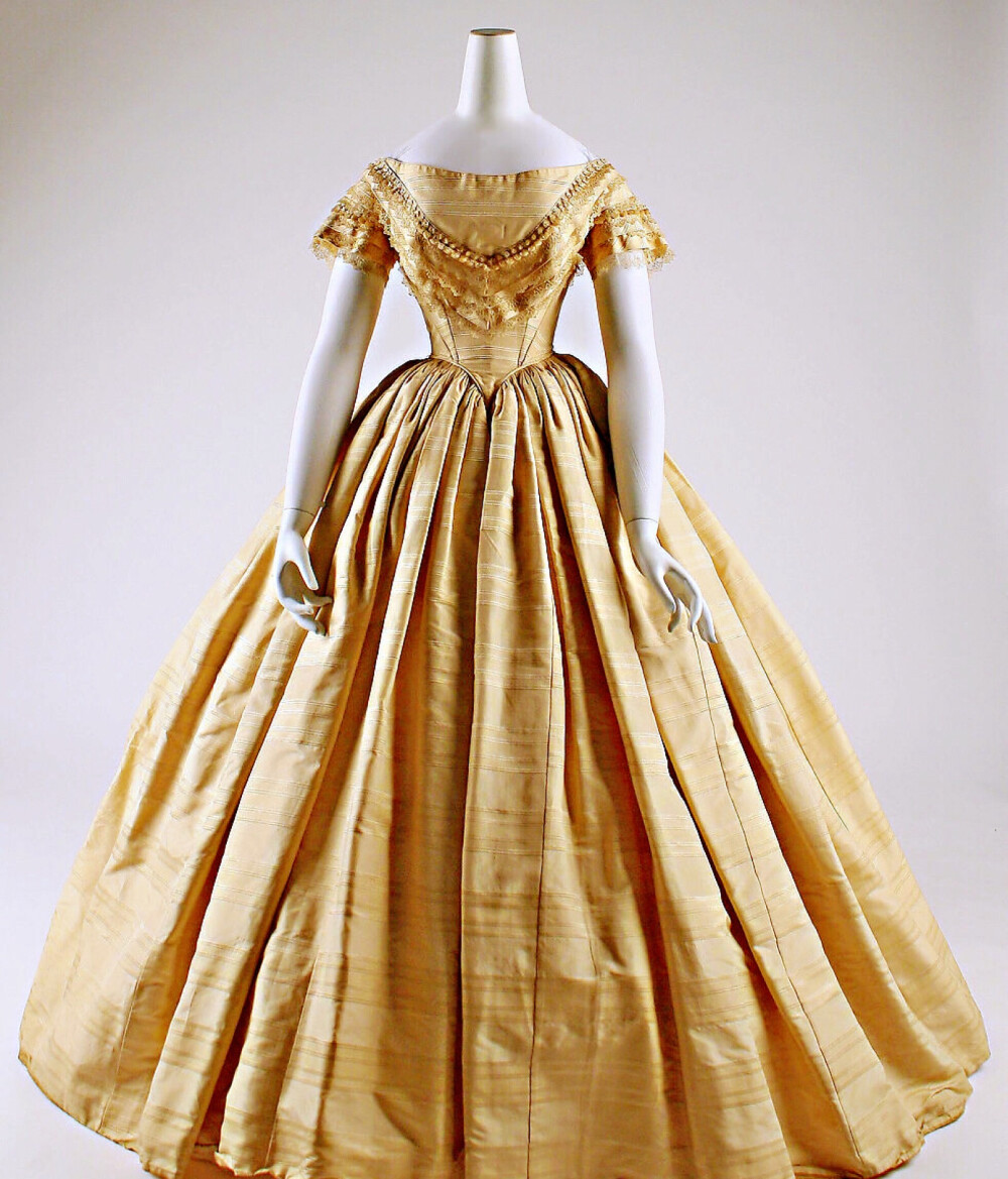 Wedding Dress 1859 美
丝绸制成
大都会艺术博物馆藏 ​​​