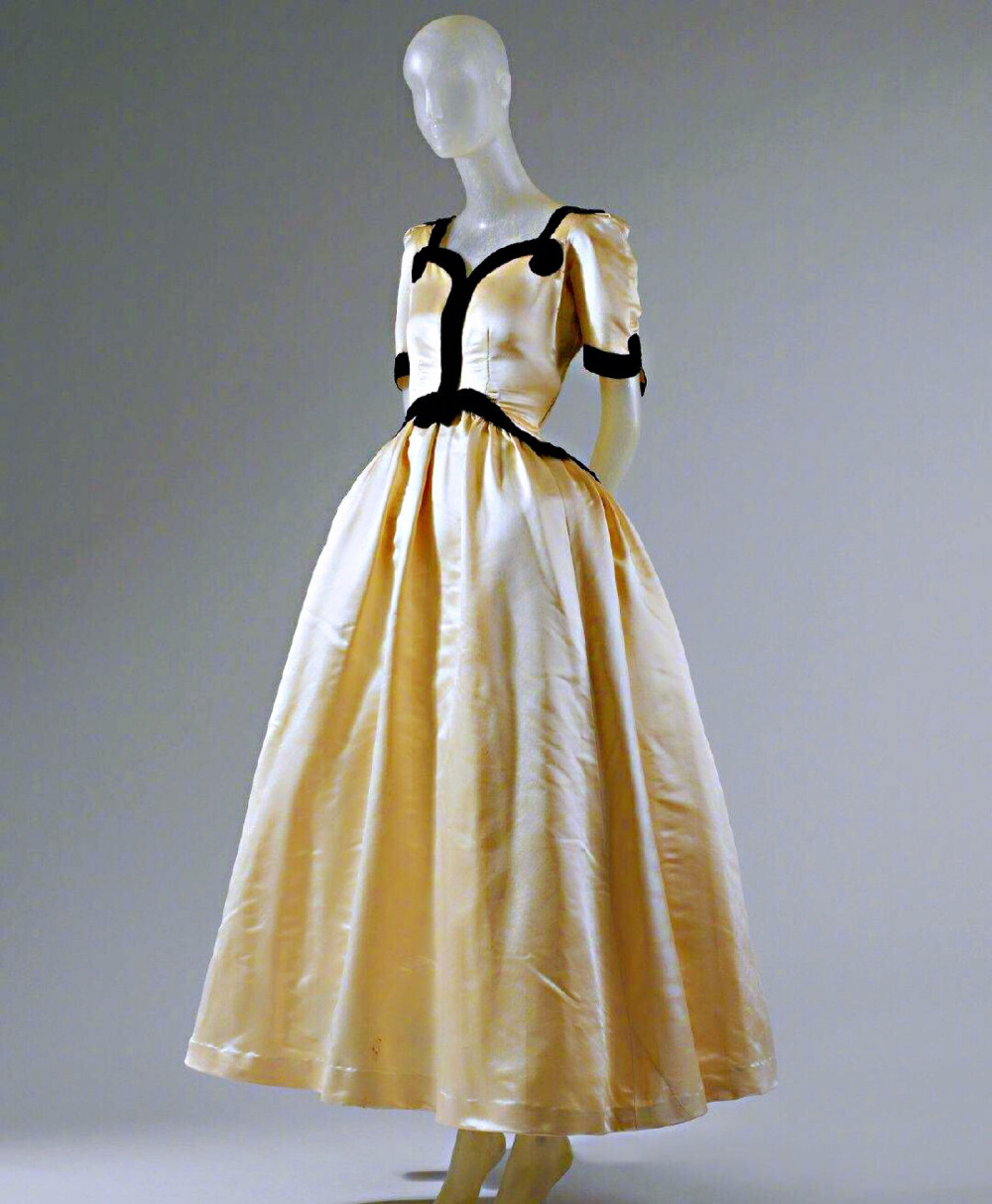 1939年，Balenciaga设计的 Infanta dress又称为 'Velásquez' dress