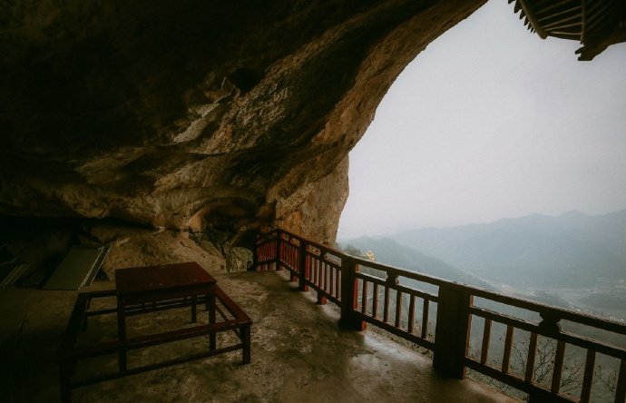 偶寻古寺坐，便有清风生。老僧作茗供，笑下孤舟轻。—— 陈孚《过镜湖》