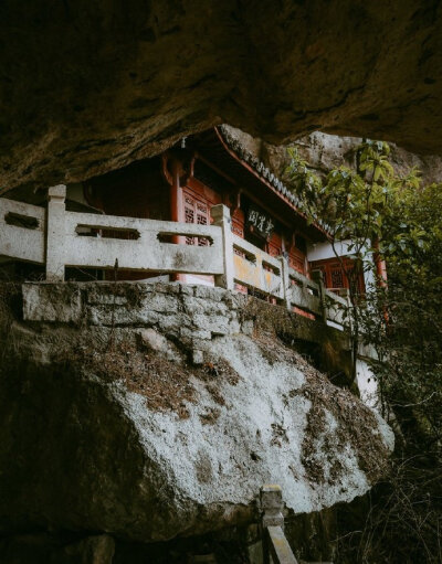 偶寻古寺坐，便有清风生。老僧作茗供，笑下孤舟轻。—— 陈孚《过镜湖》