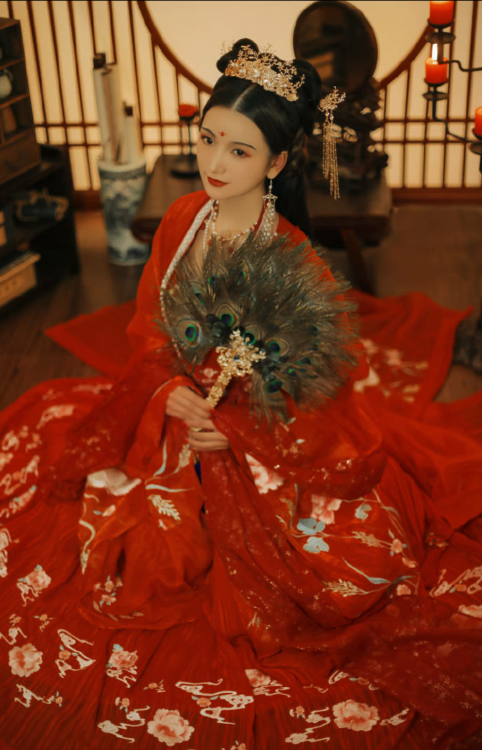 朱颜染尘
“一场风月，一世红妆，一世恩。”
出镜：@Ss谜梦
摄后：@Panda_青卿 ​​