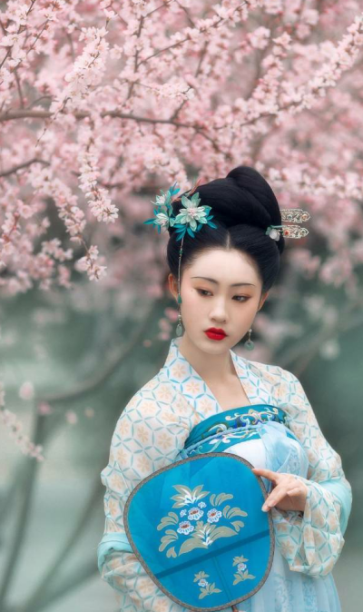 朱颜染尘
【花海】
出镜：付兮子
摄影:@QY二雷
后期:@蒋小博是个神神 