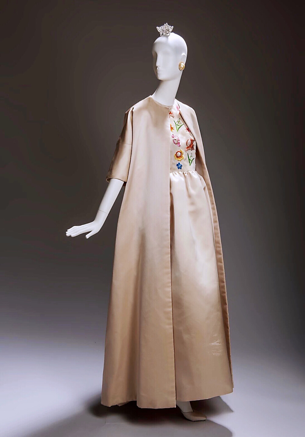 这条纪梵希礼服曾在凡尔赛宫展出。当时，纪梵希尚未成为美国顶级名媛的首选，因为李·拉齐维尔这个法国传奇时尚品牌的地位更为牢固。
