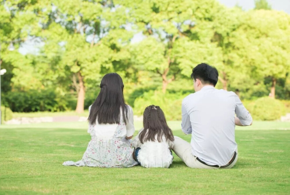 小学二年级的孩子好像很喜欢邻座那个长头发的女孩，常常提起她。每次一讲到她的种种琐事时，你都可以看到他眼睛发亮，开心到藏不住笑容的样子。 他的爸妈都不忍说破，因为他们知道不经意的玩笑都可能给这年纪的孩子带来巨大的羞怒，甚至因而阻断了他人生中第一次对异性那么单纯而洁净的思慕。 双方家长在校庆时孩子们的表演场合里见了面；女孩的妈妈说女儿常常提起男孩的名字，而他们也一样有默契，从不说破。 女孩气管不好，常咳嗽感冒，老师有一天在联络簿上写说：邻座的女生感冒了，只要她一咳嗽，孩子就皱着眉头盯着她看，问他说是不是咳嗽的声音让你觉得烦？没想到孩子却说：不是，她咳得好辛苦哦，我好想替她咳！ 老师最后写道：我觉得