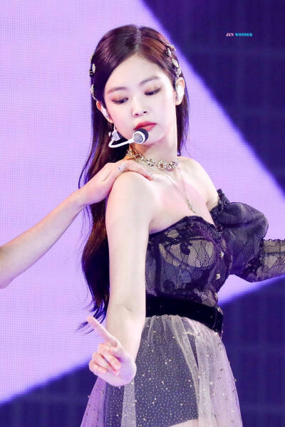 jennie
cr见logo