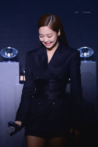 jennie
cr见logo