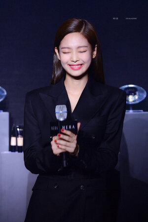 jennie
cr见logo