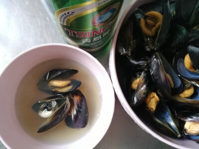 2019.03.17啤酒海虹
之前看深夜食堂就很想做啤酒蛤蜊，但是我觉得海虹比蛤蜊好吃，所以，应该都是一样的。
汤不白就是啤酒的原因啦～～依旧很鲜美的。
开吃～～味道不错～～～