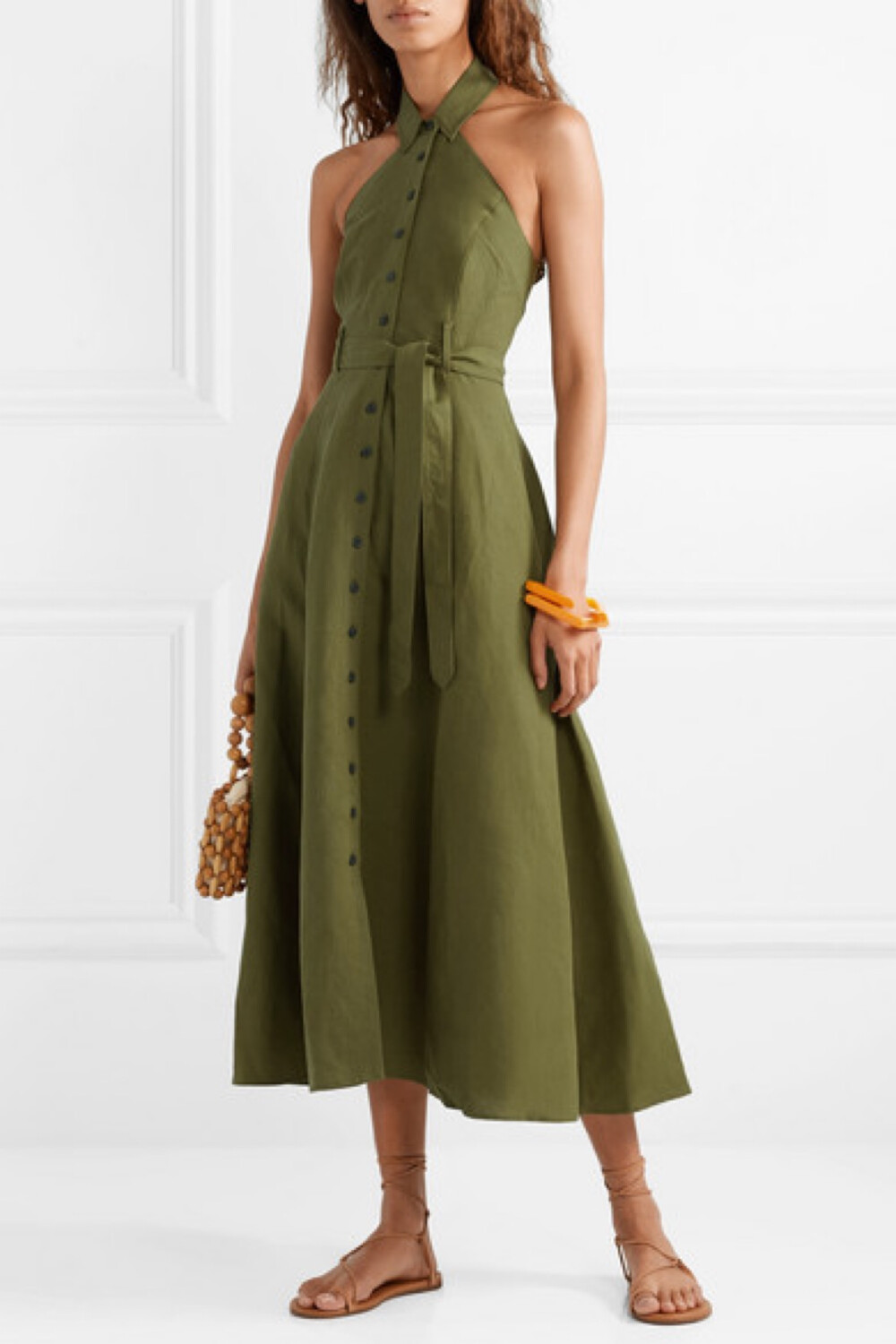 Mara Hoffman 这款 “Rosemary” 连衣裙采用天丝®亚麻混纺面料，以可持续生产方式制成，呈优雅不费力的橄榄绿色，利落挂脖和自系式腰带可勾勒出纤细腰肢。上身收紧、裙摆外展的它，设计原型来自 50 年代的类似款裙装。去市集采购、夏日晚宴等不同场合，用此裙搭配凉鞋都能让你更显靓丽。