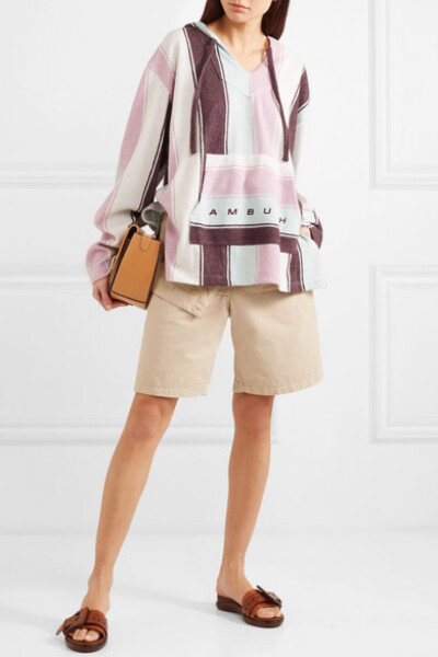 AMBUSH® 这款 “Baja” 帽衫出自品牌 2019 春夏 “Waves” （海浪）系列——这个名字源自设计师多次在沙滩边旅行的经历。单品形似斗篷，裁自混纺有些许亚麻的轻盈棉质面料，适合海中游泳或冲浪后穿着，兜帽刚好能够…