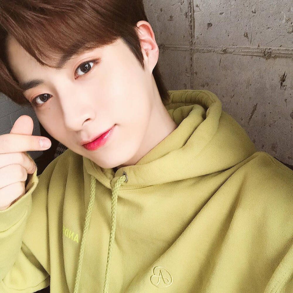 ONEUS 孙东柱/XION
cr.official_oneus