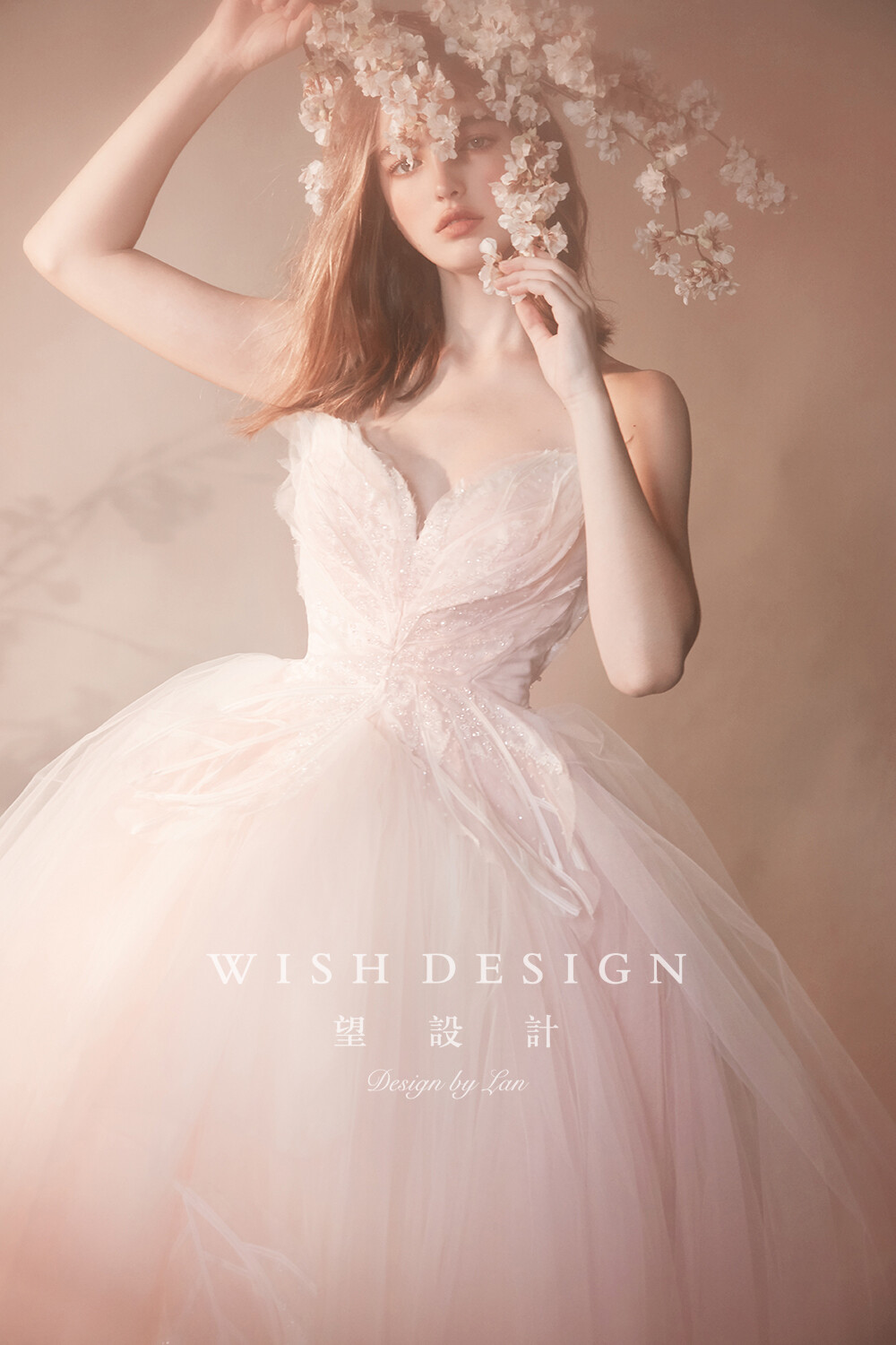望设计#婚纱设计师兰奕2019雪与樱#
永远的“卡纳蓝”…… 粉色真的太仙太美了，她将成为我永远的爱。每一件用心的设计都有灵魂，而注入了灵魂的设计，生命力可以持续很久很久。从来没有后悔过坚持，每一次因为坚持付出的代价和眼泪都会成为滋养梦想的泥土。
婚纱设计：兰奕 摄影：王馨艺sophia 造型：云熙unhee 花艺：谭雨玫