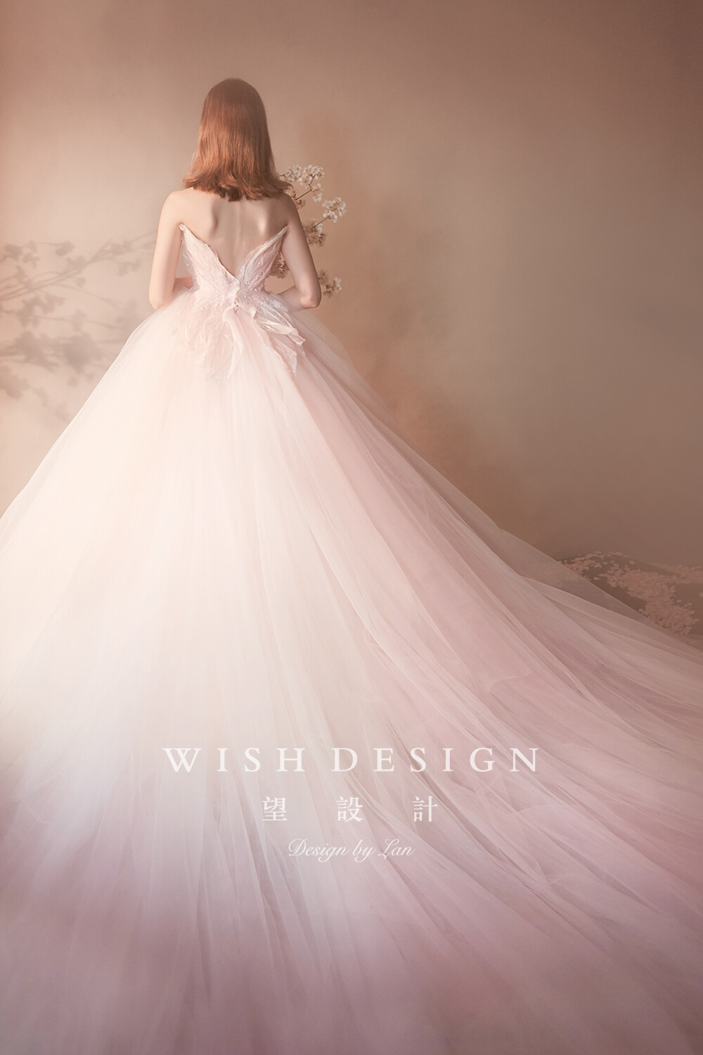 望设计#婚纱设计师兰奕2019雪与樱#
永远的“卡纳蓝”…… 粉色真的太仙太美了，她将成为我永远的爱。每一件用心的设计都有灵魂，而注入了灵魂的设计，生命力可以持续很久很久。从来没有后悔过坚持，每一次因为坚持付出的代价和眼泪都会成为滋养梦想的泥土。
婚纱设计：兰奕 摄影：王馨艺sophia 造型：云熙unhee 花艺：谭雨玫