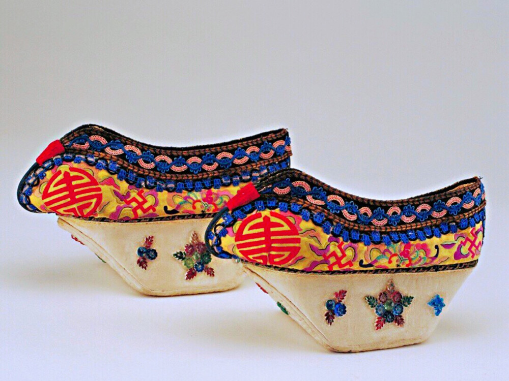 清光绪 黄色缎绣福寿万代纹元宝底鞋，故宫博物院藏。