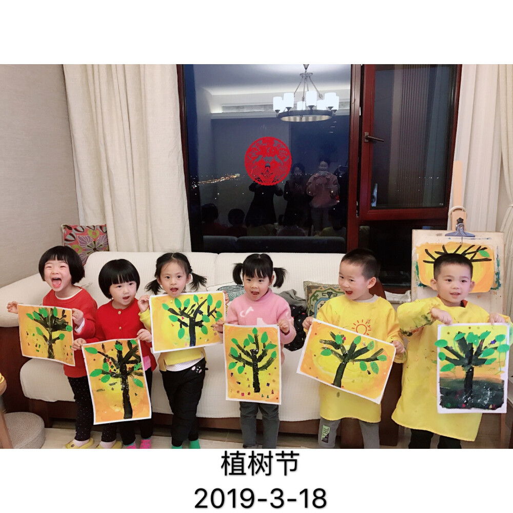 小小创意班本周主题分享《植树节》学习了水粉颜料、手工平贴。叶脉的画法.了解渐变色的搭配.
教学目的：让小朋友们了解植树节，从小增强保护树木的意识，了解树木发挥的作用。[愉快]