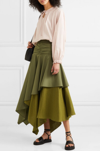 3.1 Phillip Lim 这款纯棉府绸女衫轻盈透气，堪称完美的夏日上装。它的前后领口皆饰有钥匙孔式挖剪细节，袖口缩褶可令双袖更显丰盈。不妨为它配搭优雅绽放的飘逸半身裙，拥抱浪漫之夏；或将衣摆束入精裁短裤之内，演…