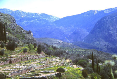  德尔斐，古希腊人认为其是世界的肚脐。Delphi, site on the south-western slope of Mount Parnassus, upper central Greece.