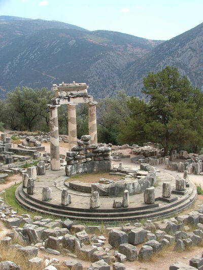  德尔斐，古希腊人认为其是世界的肚脐。Delphi, site on the south-western slope of Mount Parnassus, upper central Greece.