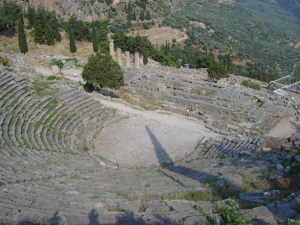  德尔斐，古希腊人认为其是世界的肚脐。Delphi, site on the south-western slope of Mount Parnassus, upper central Greece.