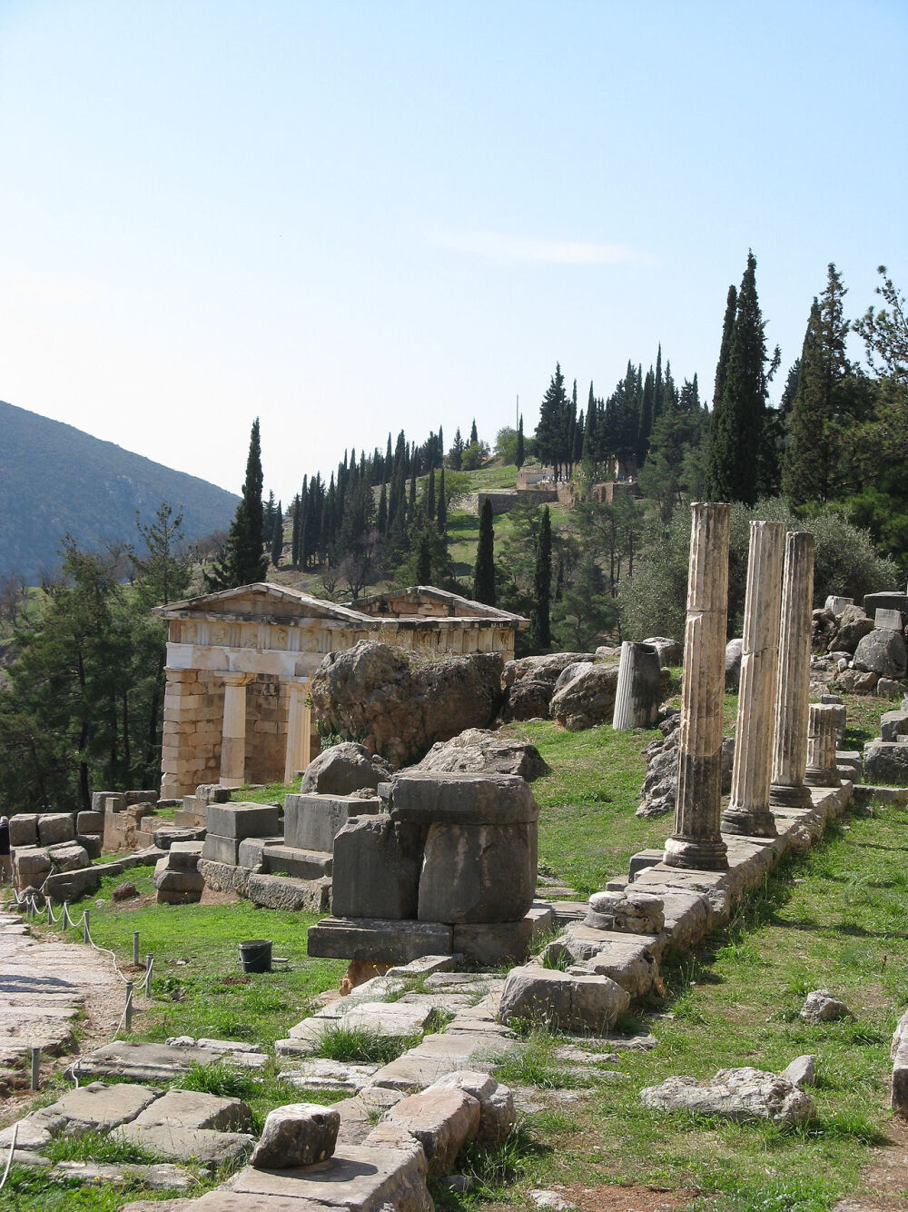  德尔斐，古希腊人认为其是世界的肚脐。Delphi, site on the south-western slope of Mount Parnassus, upper central Greece.