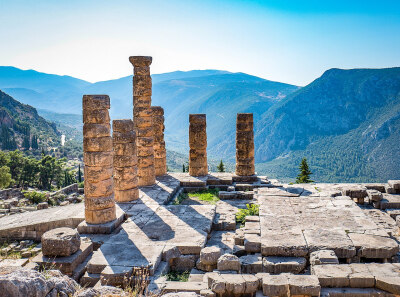  德尔斐，古希腊人认为其是世界的肚脐。Delphi, site on the south-western slope of Mount Parnassus, upper central Greece.