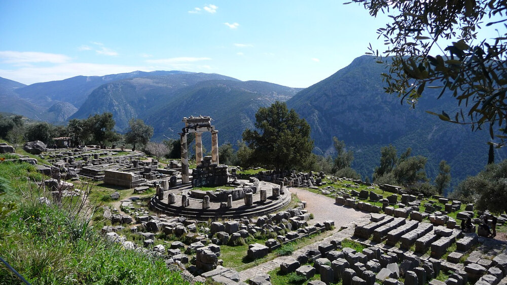  德尔斐，古希腊人认为其是世界的肚脐。Delphi, site on the south-western slope of Mount Parnassus, upper central Greece.