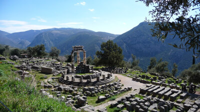  德尔斐，古希腊人认为其是世界的肚脐。Delphi, site on the south-western slope of Mount Parnassus, upper central Greece.