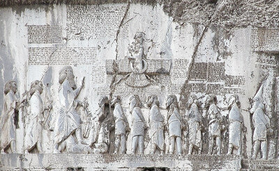 贝希斯敦铭文，波斯帝国，大流士一世时建。The Behistun Inscription，inscribed in the Kermanshah Province of Iran, established by Darius the Great (550–486 BC).