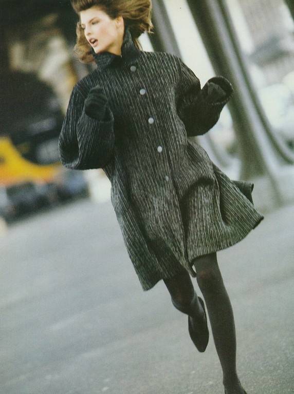  US Vogue July 1987 "Paris Short and Racy!"
Model: #Linda Evangelista# Photographer: Arthur Elgort ​