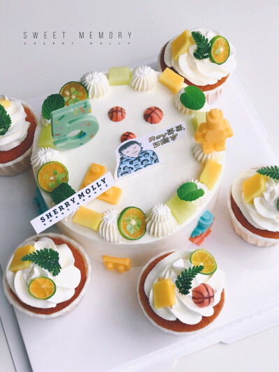 #SHERRY Molly家の下午茶#—『红丝绒cake&cupcake』老客人给儿子订的5周岁生日cake～小男孩儿喜欢机器人和篮球 麻麻想要cake是清新一些哒 还想要5个cupcake围着主cake呢 妥妥的完成了要求✌