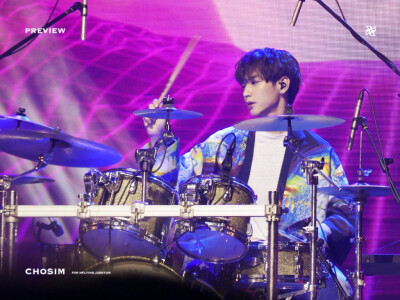 NFLYING金宰铉
cr.logo