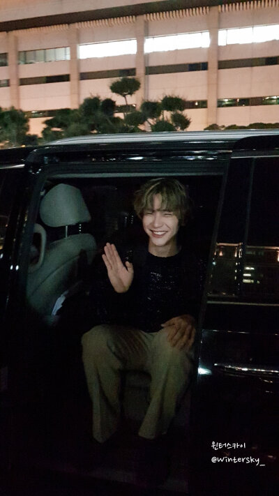 NFLYING金宰铉
cr.logo