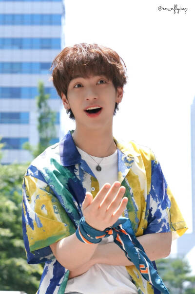 NFLYING金宰铉
cr.logo