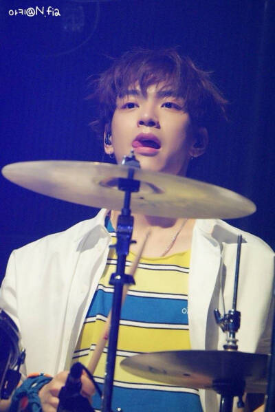 NFLYING金宰铉
cr.logo