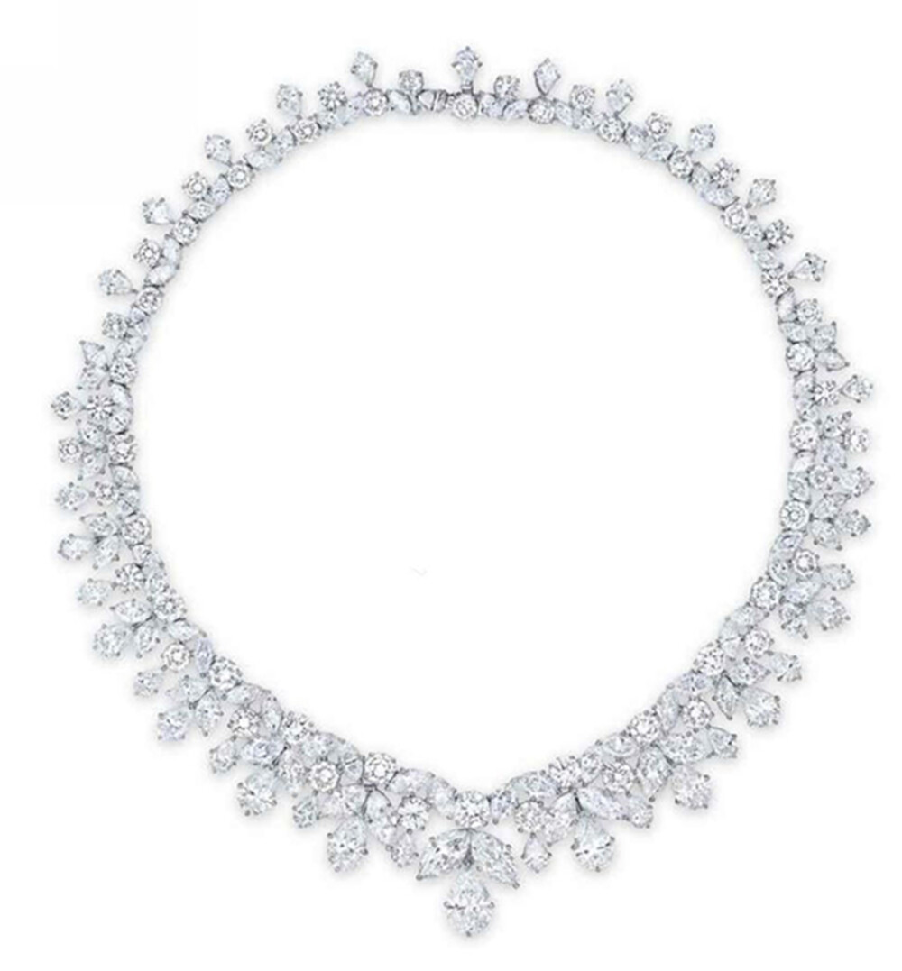 卡地亚（Cartier）设计钻石项链，镶铂金，钻石约共重92.50克拉，项链长度38.4厘米。成交价：RMB580.00万，香港佳士得（Christie's）2015年春季拍卖会瑰丽珠宝及翡翠首饰专场