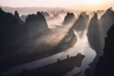 一天秋色冷晴湾，无数峰峦远近间闲上山来看野水，忽于水底见青山