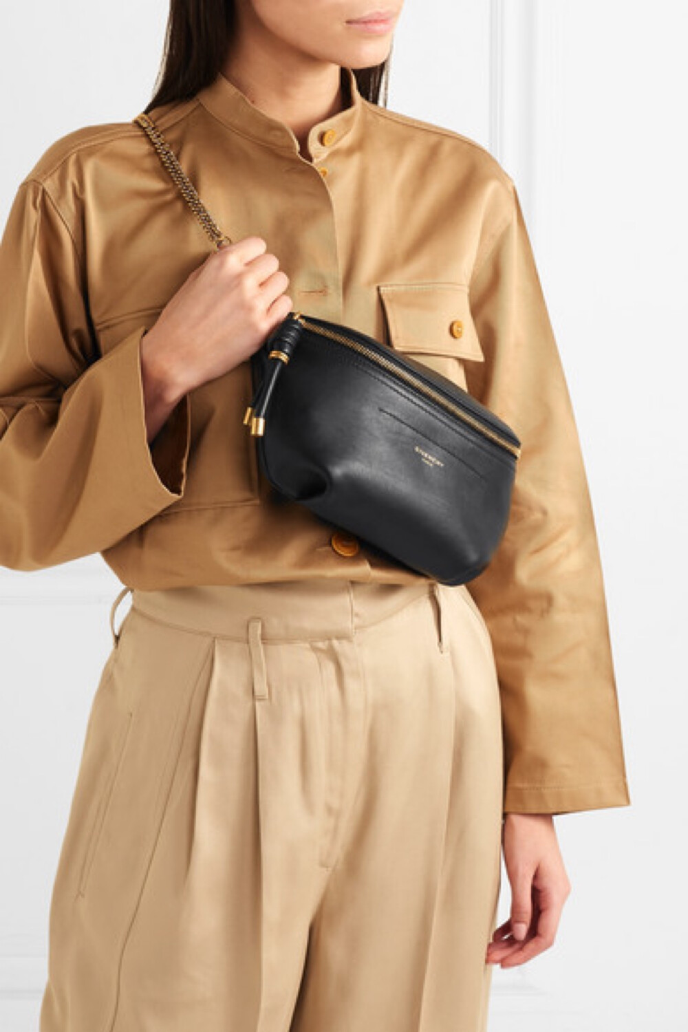 本季大热的腰包均以 90 年代的运动款式为灵感，Givenchy 这一 “Whip” 皮革版本的设计却较为简洁利落，定能体现你的独特品味。它配有抛光金色五金件，正面压印着小小的品牌名称。搭配精裁服时，不妨以斜挎方式携带。