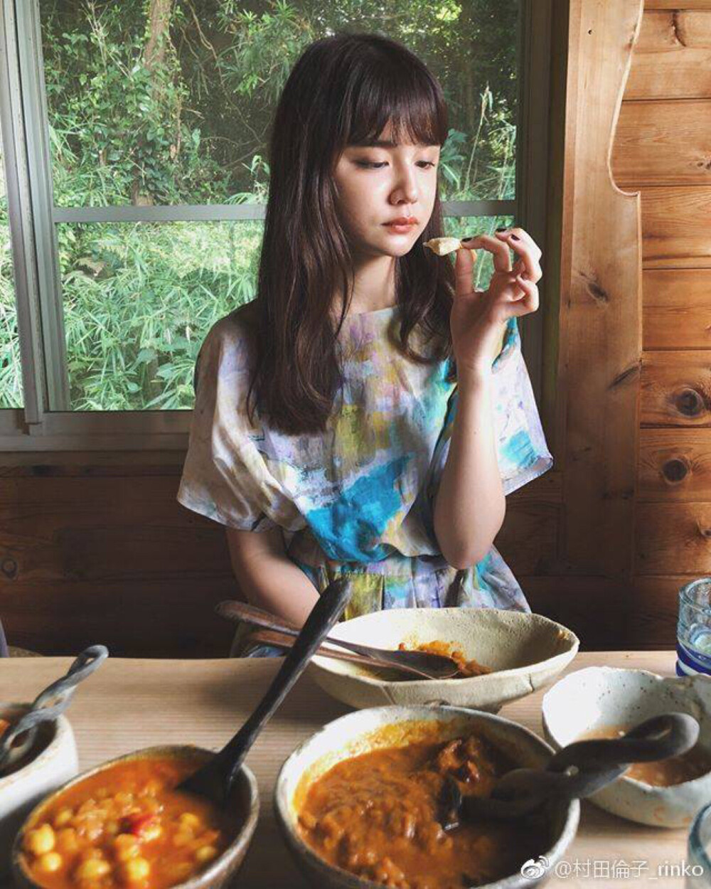 きりきりカレー
おばあちゃんが、ゆったり営むお店。
森の奥の奥、一本道をぬけたところにひっそりと。
ワンピースはl'atelier du savonのもの。3.4年ほど前に購入したものでずっとお気に入り??
kirikiri咖喱
老婆婆悠悠闲闲开的店。
在森林的非常中心的地方，悄悄躲在一条小路的尽头。
连衣裙是l'atelier du savon的。三四年前买的，一直很喜欢??
#咖喱心动村田伦子#