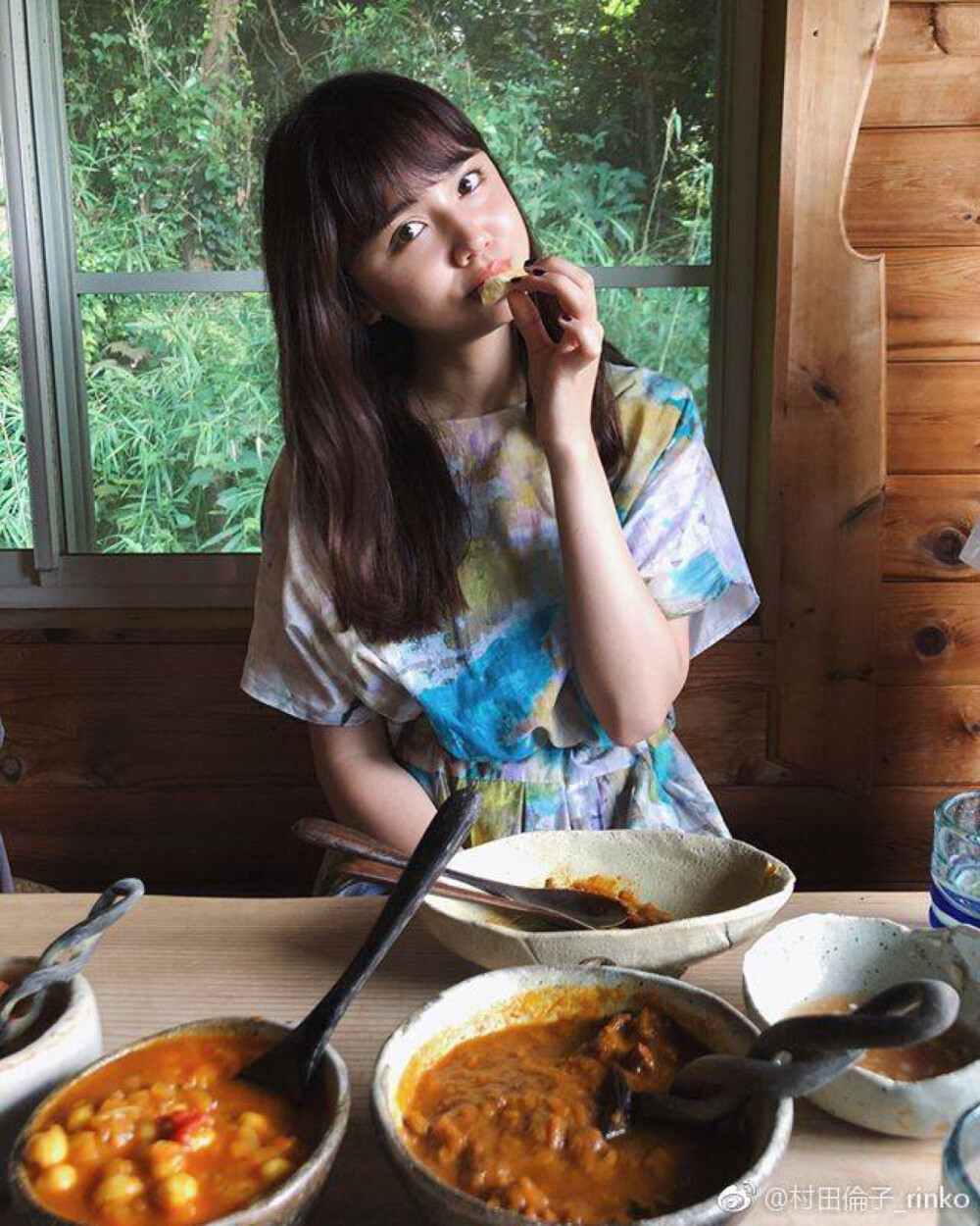 きりきりカレー
おばあちゃんが、ゆったり営むお店。
森の奥の奥、一本道をぬけたところにひっそりと。
ワンピースはl'atelier du savonのもの。3.4年ほど前に購入したものでずっとお気に入り??
kirikiri咖喱
老婆婆悠悠闲闲开的店。
在森林的非常中心的地方，悄悄躲在一条小路的尽头。
连衣裙是l'atelier du savon的。三四年前买的，一直很喜欢??
#咖喱心动村田伦子#